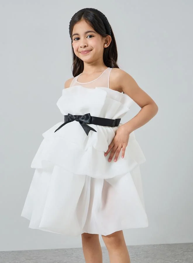 تايك تو فستان أبيض بطبقات مكشكشة وتفاصيل فيونكة